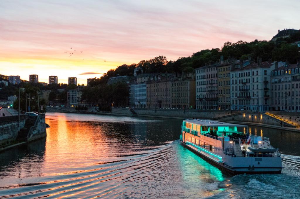 Lyon au fil de l’eau : découvrez la ville en bateau
